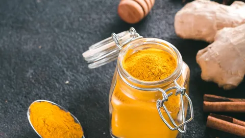 Turmeric Teeth Whitening (What the Science Says)